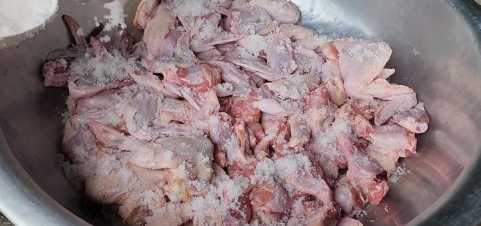 Marinate the chicken with garlic, pepper, salt, chicken seasoning powder, sugar, and MSG. Marinate for 30-40 minutes or up to 1 hour.
