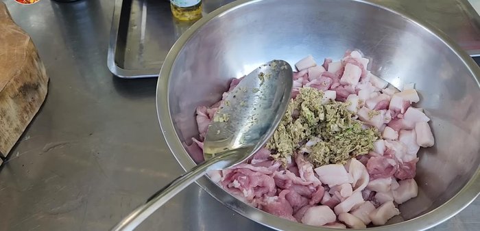 Marinate the pork: Mix the pork with garlic, pepper, coriander, green cap seasoning sauce, oyster sauce, palm sugar, Nua powder, salt, black pepper, vegetable oil, and corn flour. Add 5 tablespoons of water and mix well. Marinate for 2-3 hours in the refrigerator.