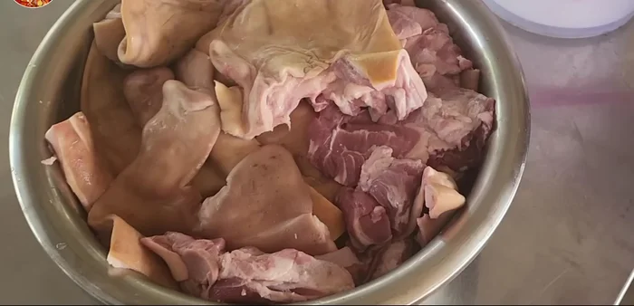 Clean the pig's head, ears, and tongue thoroughly. Use a razor to remove any soft roots or dirt. Wash with salt and rinse 2-3 times with water.