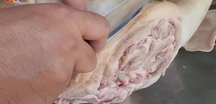 Cut the pig's head using a sharp knife. Start by cutting around the neck.