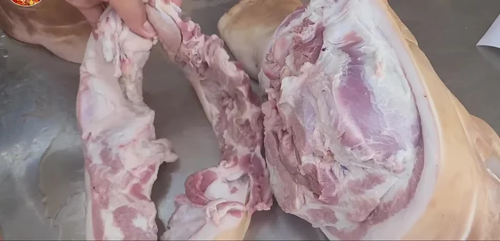 Separate the fatty meat and the pig mask. Carefully remove the bones from the pig's head.