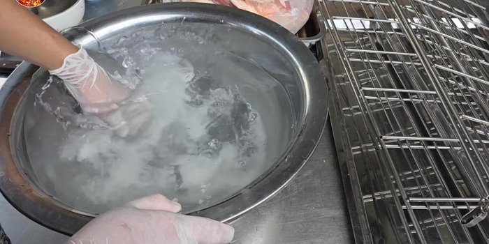Wash with salt water: Dissolve 150 grams of salt in 9 liters of water. Wash the duck thoroughly to remove excess marinade and blood.