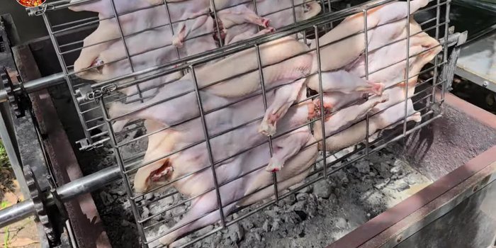 Roast the duck: Grill the duck over medium heat for approximately 1 hour to 1 hour and 10 minutes (depending on size). Rotate the duck regularly to ensure even cooking. For crispier skin, increase the heat towards the end.