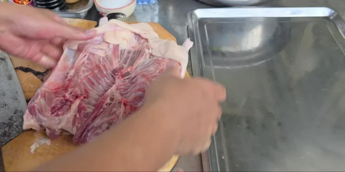 Prepare the duck: Remove internal organs, wash thoroughly to eliminate fishy smell. Cut out the stingray (if any).