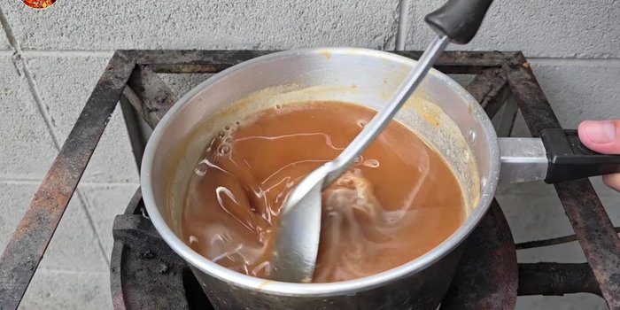 Prepare the dipping sauce: Combine tamarind juice, sugar, palm sugar, salt, and seasoning. Simmer over low heat until thickened. Add garlic, dried chili, and pickled garlic water. Adjust consistency with cornstarch if needed.