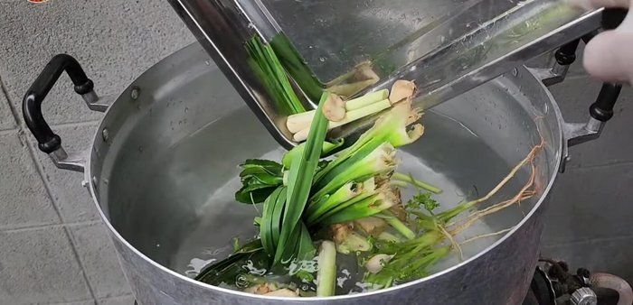 Combine herbs, water, fish sauce, turmeric powder, curry powder, chicken flavoring, curry paste, salt, and palm sugar in a pot.