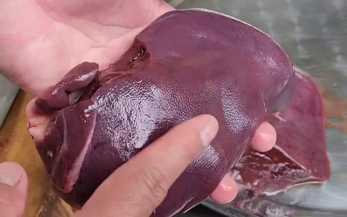 Select fresh, soft, and bouncy pork liver. It should be shiny and free of sticky mucus.