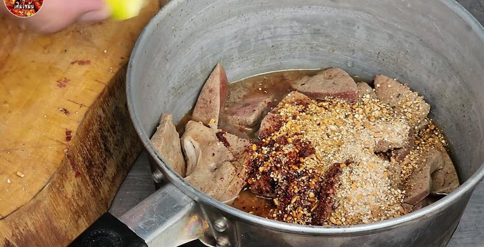 Add the cooked liver to the sauce and mix well.