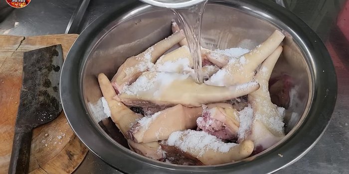 Clean the pig tails using salt or vinegar. (30.779)
