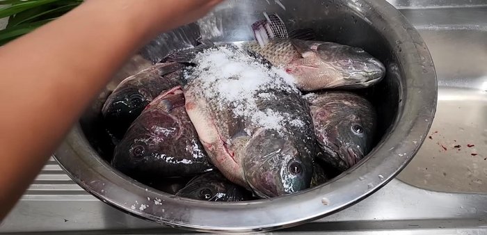 Clean the tilapia thoroughly, especially the belly area. Use salt to help remove any unpleasant odor or bitter taste.