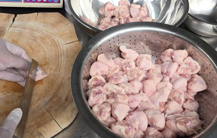 Cut 2kg of chicken butt into smaller pieces if they are large. Make small incisions to ensure even cooking.