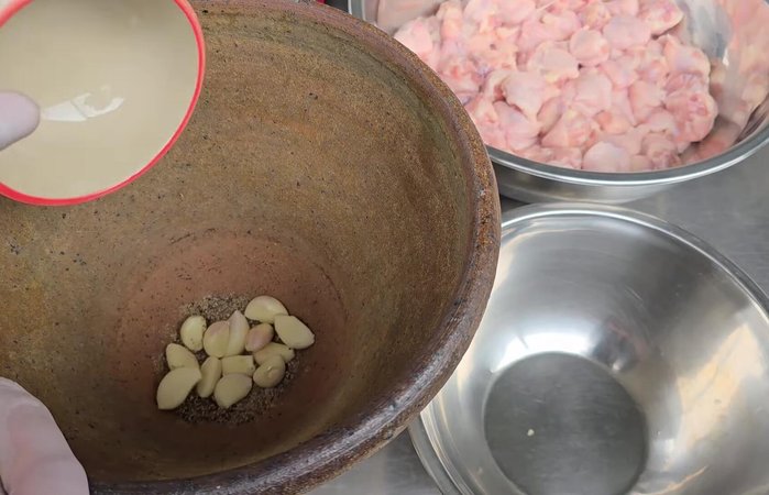 Prepare the marinade: Combine peppercorns, garlic, coriander root/lemongrass (optional), white vinegar, oyster sauce, chicken seasoning, curry powder, granulated sugar, palm sugar, salt, and evaporated milk.