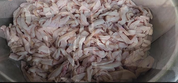 First Fry: Fry the pork rinds over medium heat until they are about half-cooked and slightly puffed. Remove and let them rest for 30 minutes.