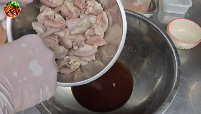 Add crispy fried flour to the marinated intestines. Gently mix.