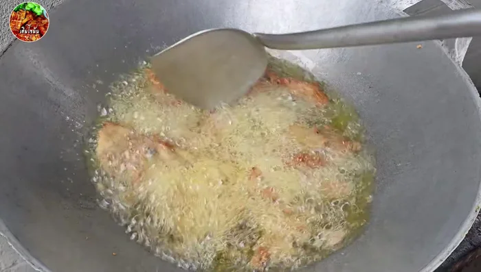 Deep-fry the intestines over medium heat until golden brown and crispy.