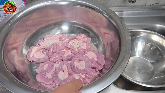 Check the intestines for bitterness. If bitter, wash thoroughly with salt and flour.