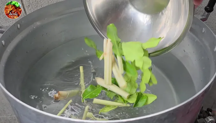 Boil the intestines with lemongrass, kaffir lime leaves, and salt for 40 minutes to 1 hour until tender.