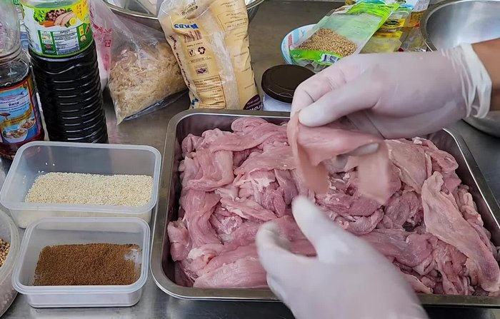 Have the pork sliced to approximately 2mm thickness.