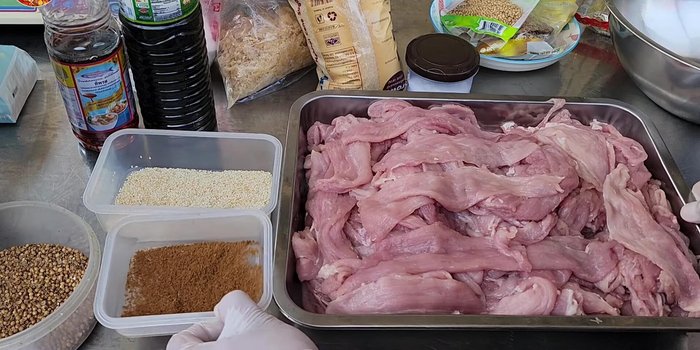 Divide the pork: 3kg for the sweet recipe and 1kg for the salty recipe.