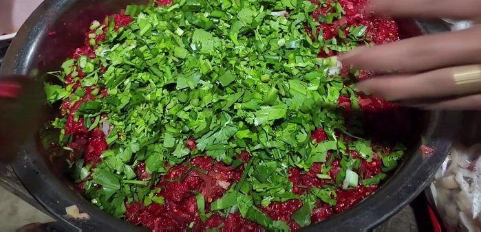 Add aromatics: Incorporate parsley, Thai cheese, shallots, and spring onions. (Again, the transcript shows this is a gradual process)