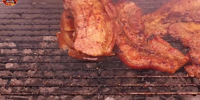 Choose your pork. Pork neck ('movie') is a cost-effective option with tender skin. Two-layered pork is also good but can become tough if overcooked.