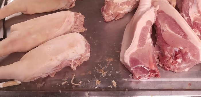 Prepare the pig's tail. Remove the fur using a razor blade. Wash thoroughly.