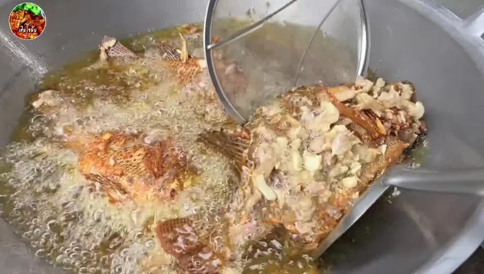 Continue frying until the garlic is golden yellow and crispy.