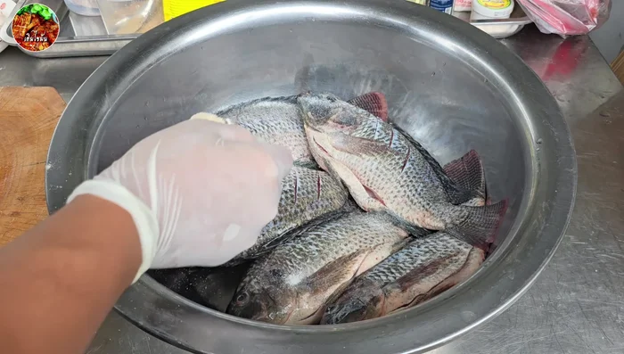 Prepare the marinade: Mix salt, seasoning, green cap seasoning sauce, sugar, pepper, and optional powder. Add plain water to adjust consistency.