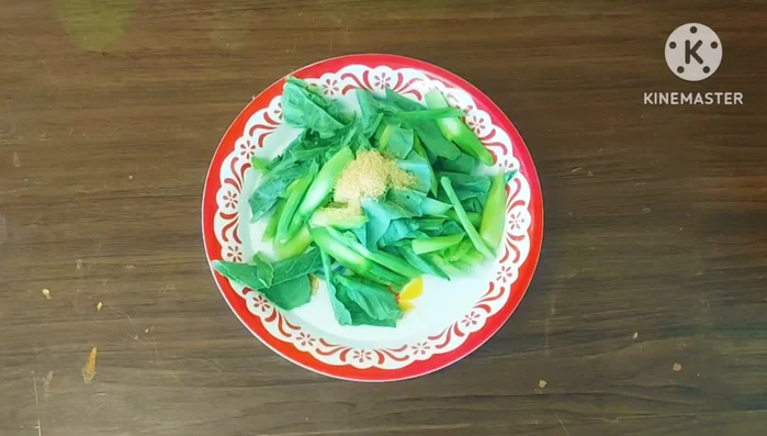 Season the kale: Add light soy sauce, oil, and oyster sauce to the kale. Set aside.
