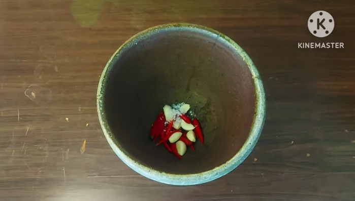 Prepare the chili and garlic: Pound the red chili peppers and garlic (either Chinese or Thai) with salt into a fine paste.