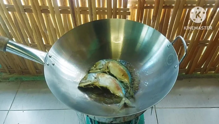 Fry the mackerel: Fry the mackerel until cooked through. This will prevent the meat from falling apart during stir-frying.
