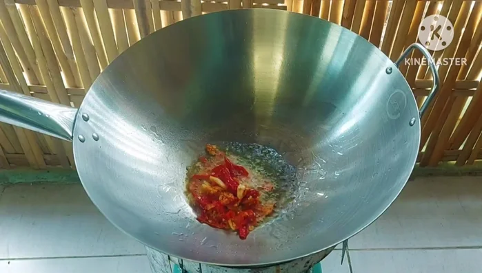 Stir-fry the garlic paste: Add the pounded garlic paste to a hot pan and stir-fry until fragrant.