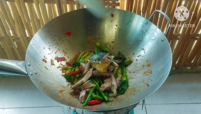 Combine and finish: Add the flaked mackerel to the pan and mix everything together.