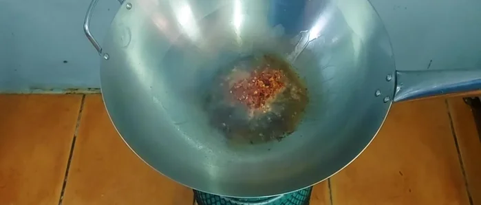 Stir-fry the curry paste until fragrant. Add a little water to loosen it and let it simmer.