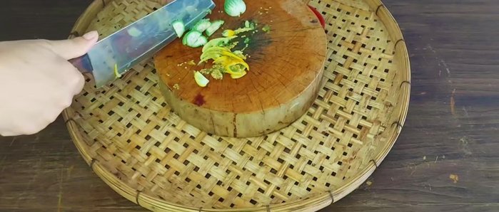 Cut the bitter eggplant into thin slices. The thinner the slices, the better the flavor.