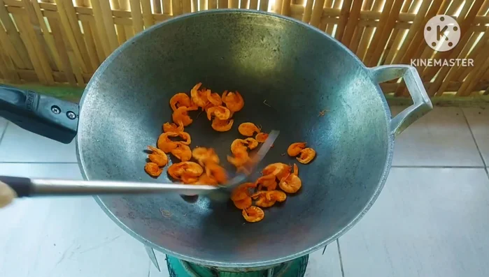 Roast the dried shrimp over a fire until medium to lightly roasted and fragrant.