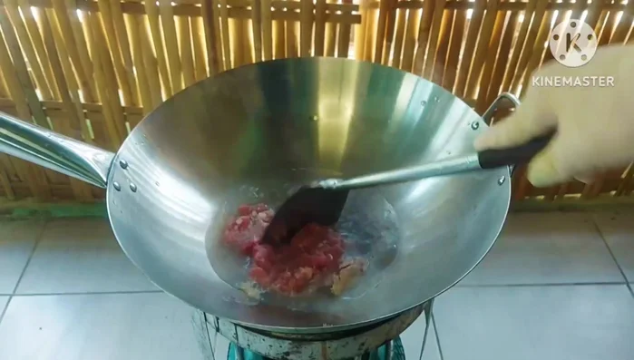 Stir-fry the minced pork until cooked. Set aside.