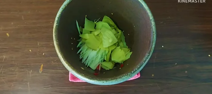 Marinate all ingredients well. Cut pickled mustard greens into smaller pieces if necessary.