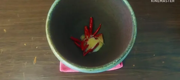Pound the chilies with sugar until fine (using a mortar and pestle). If you don't like fresh chilies, use dried ones.