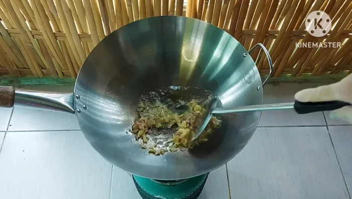 Heat oil in a pan. Add garlic and fry until golden yellow, avoid over-browning. Remove and set aside.