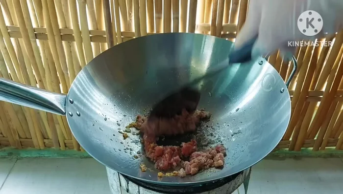 Stir-fry marinated minced pork until cooked. The fried garlic oil can be used to enhance the flavor of the pork.