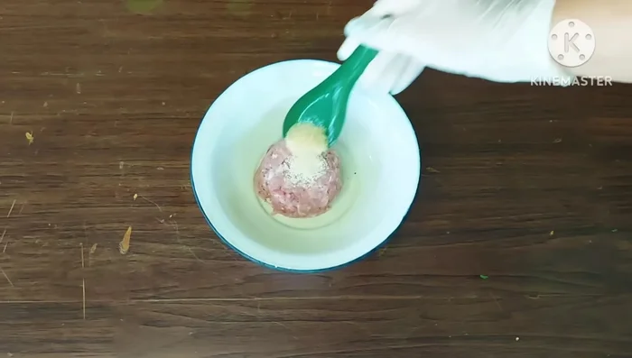 Marinate minced pork with sesame oil, sugar, and light soy sauce. Set aside.
