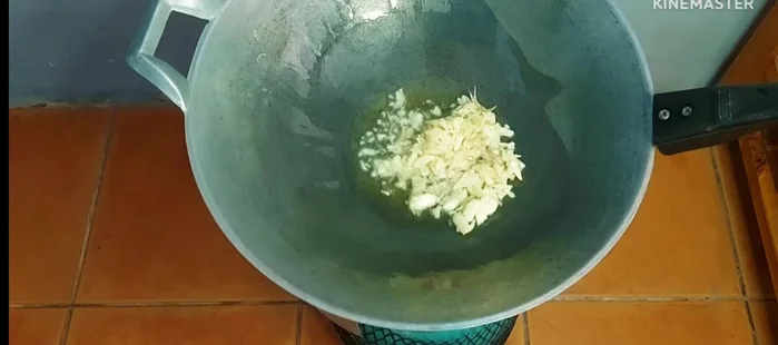 Heat a pan over medium heat and fry the pounded garlic until fragrant and yellow. (129.92)