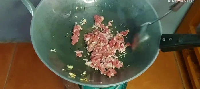 Add minced pork and fry until well cooked. (183.76)