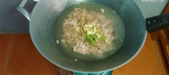 Season with salt, seasoning powder, sugar, and soy sauce. (241.959)