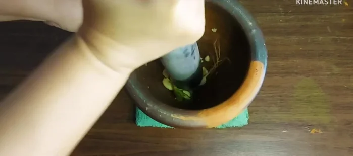Pound together coriander roots, garlic, and peppercorns until coarsely ground. (50.28)