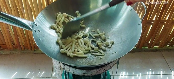 Add the cooked carrots and vegetarian shrimp to the wok. Stir-fry on high heat.