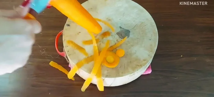 Prepare the ingredients. Cut off the top and bottom of the carrots, peel the skin, and cut them into sheets. Cut off the leg part of the shimeji mushrooms.