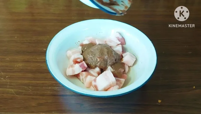 Add the pork belly to the shrimp paste mixture and mix thoroughly.