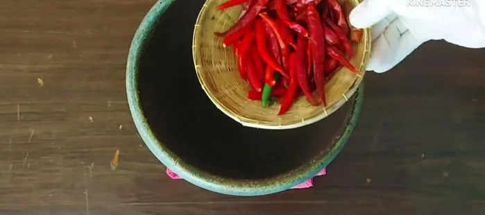 Prepare the papaya salad dressing: Grind dried chilies, red chilies, garlic, and MSG in a mortar. Add cherry tomatoes, orange tomatoes, sugar, tamarind juice, fish sauce, and lime juice to taste. Adjust spiciness and sourness as needed.